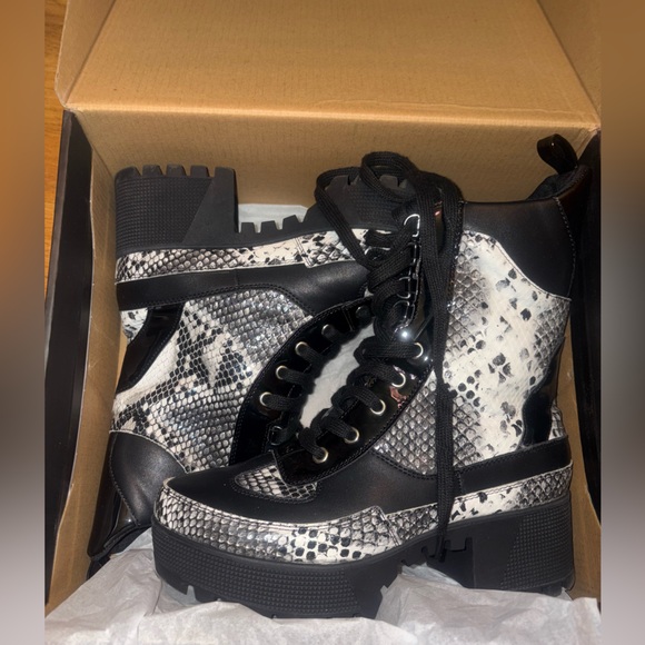 Fashion Nova “walk the other way” Booties - Picture 2 of 6